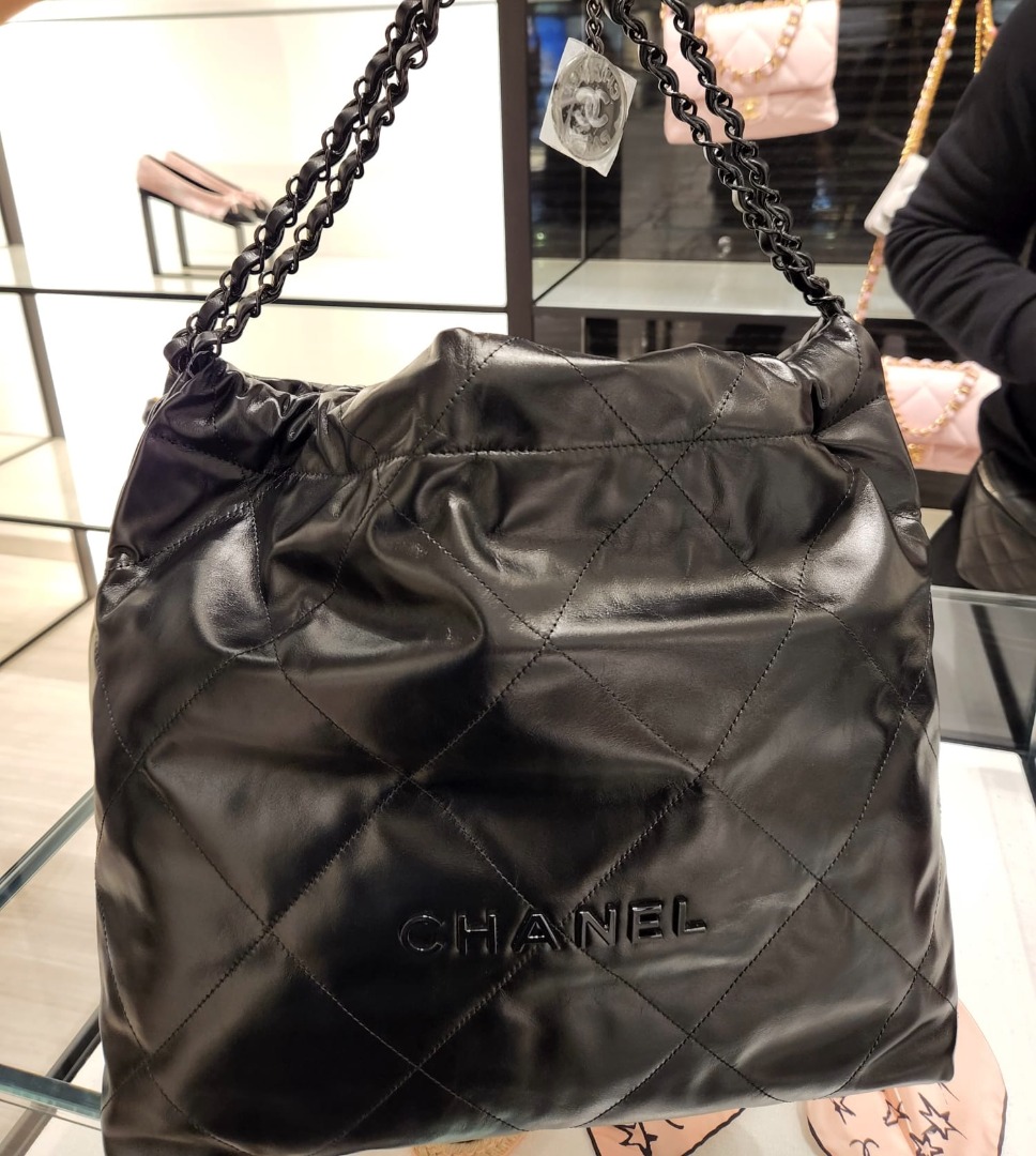 全新現貨] Chanel 22 Bag So Black Medium 2022/23 FW款(22K) 黑色黑字中號, 名牌, 手袋及銀包-  Carousell