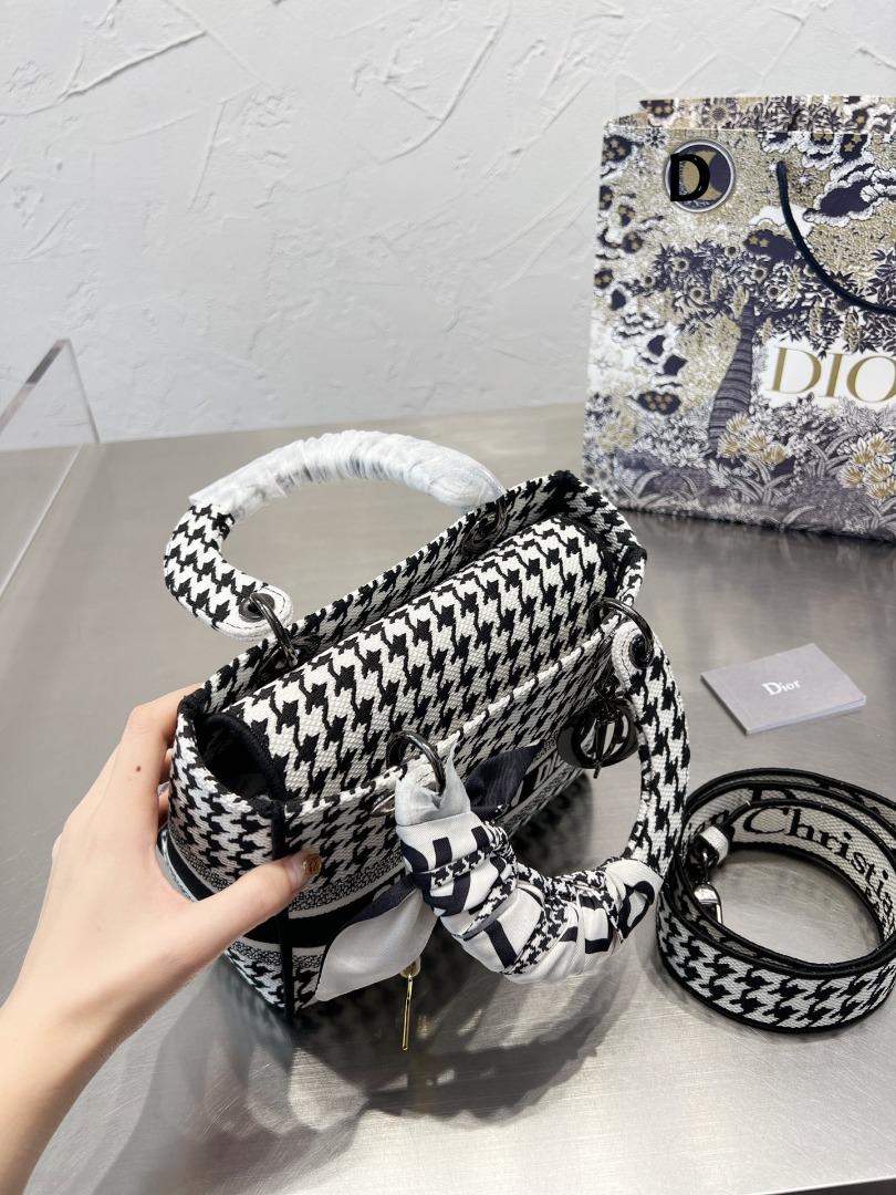 Dior bag for sales with promotional price Luxury Bags Wallets on Carousell