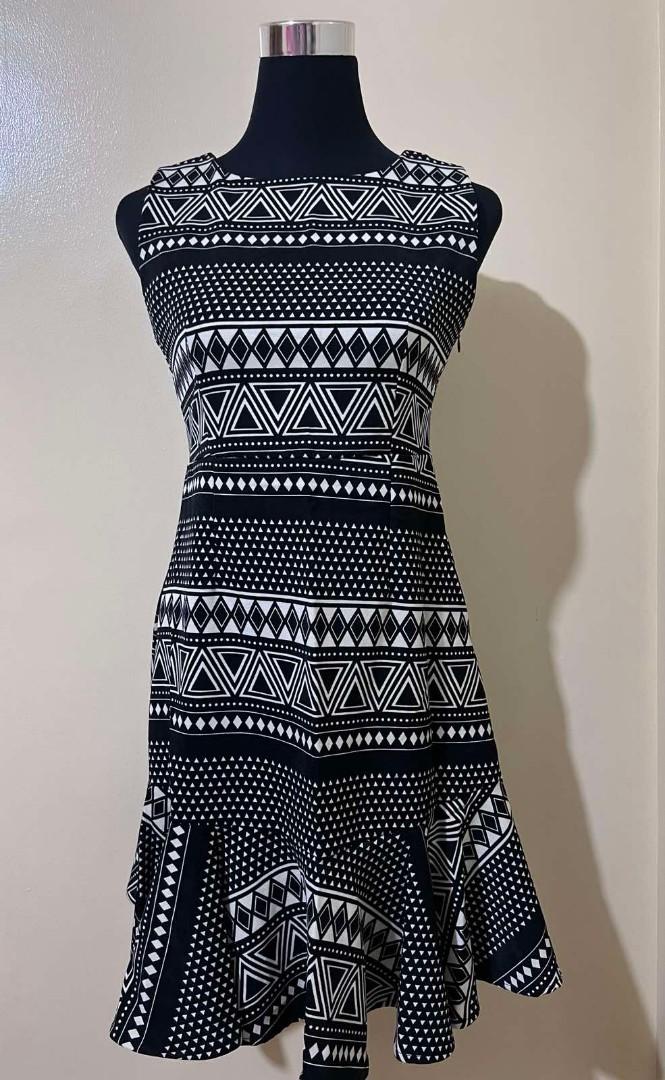 Dress black shapes design (Category: Dresses) located in Makati City. Submitted by plazatienda (Listing ID 1187571320, Image 1). Description: bust-35.5' length-33.5'.