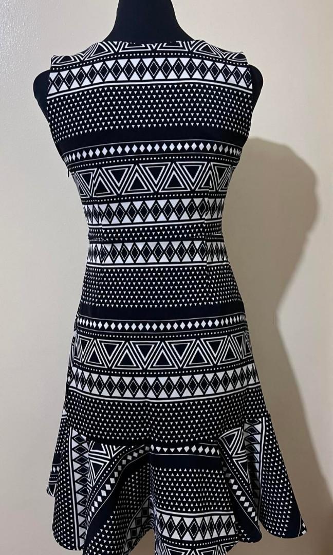 Dress black shapes design (Category: Dresses) located in Makati City. Submitted by plazatienda (Listing ID 1187571320, Image 2). Description: bust-35.5' length-33.5'.