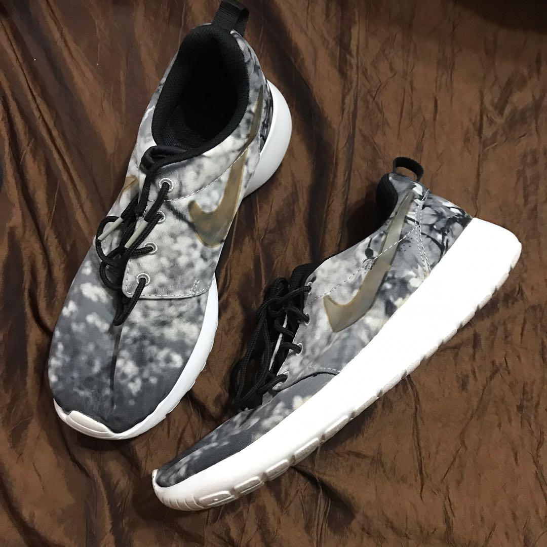Nike roshe cherry blossom top