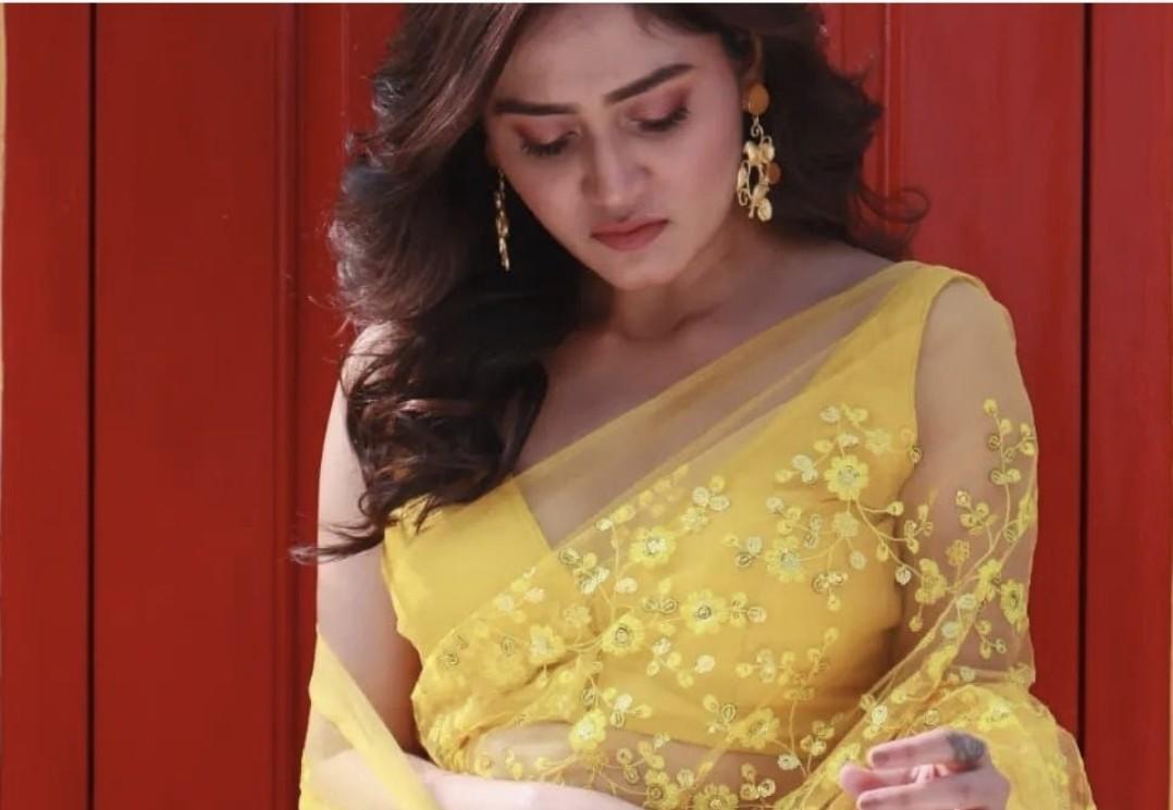 Ready made saree blouse in yellow. Size 38. No further negotiation on price. Please see description to buy. Price includes delivery