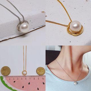 Simple classic freshwater pearl on gold plated 925 sterling silver chain
