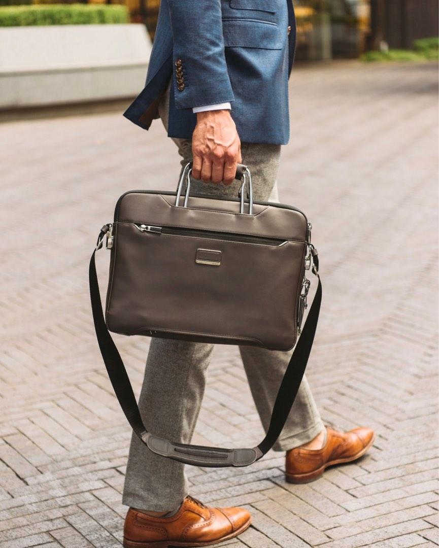 TUMI Arrive Sawyer, Men's Fashion, Bags, Briefcases on Carousell