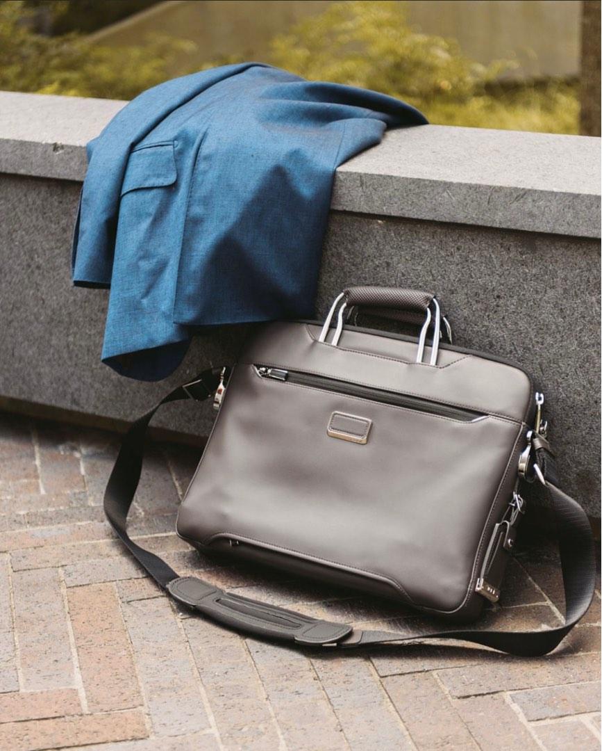 Tumi arrive sawyer brief discount