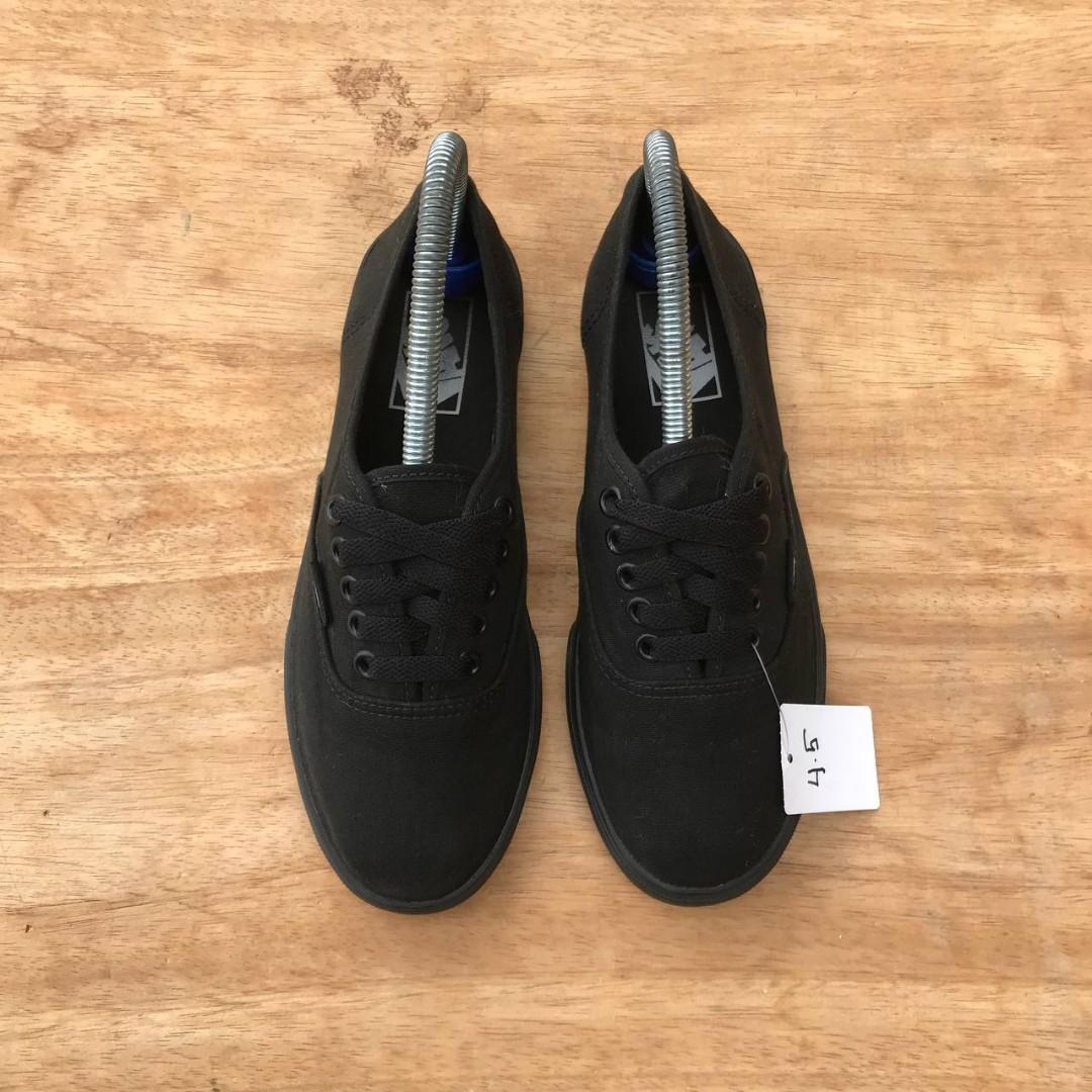 All black 2025 vans 4.5