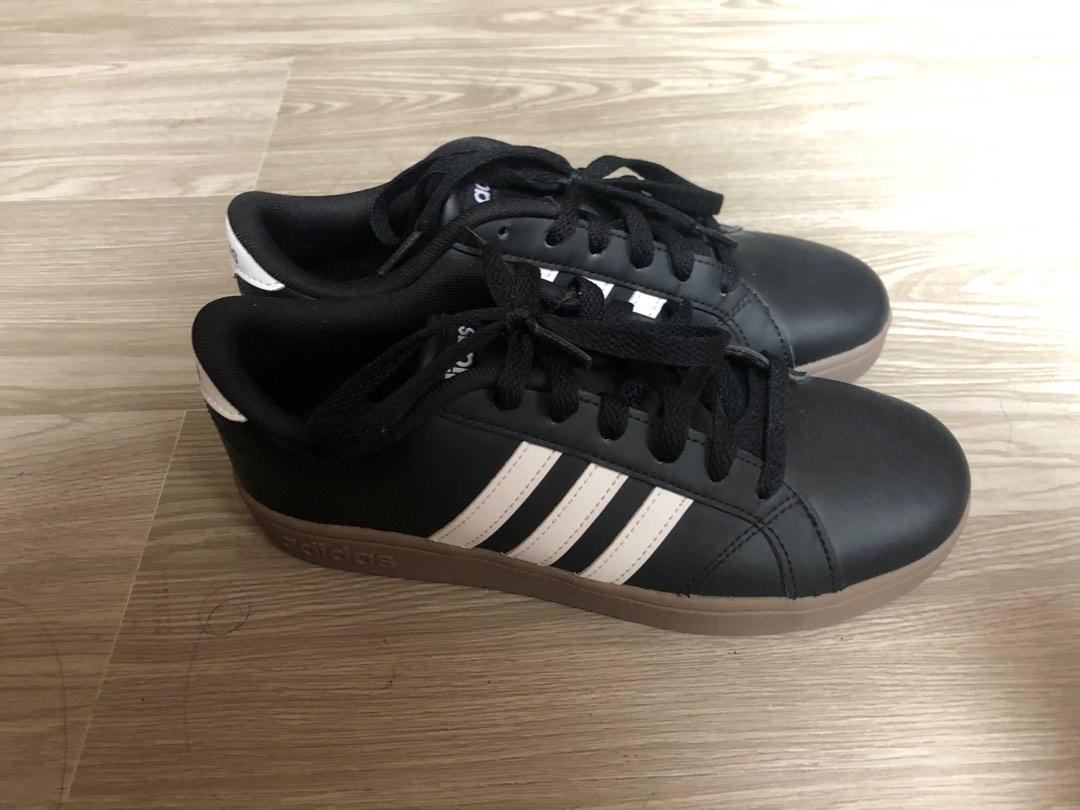 Adidas Comfort footbed, Women's Fashion, Footwear, Sneakers on Carousell