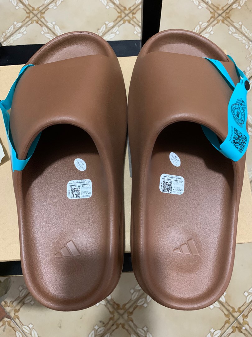 yeezy flipflops