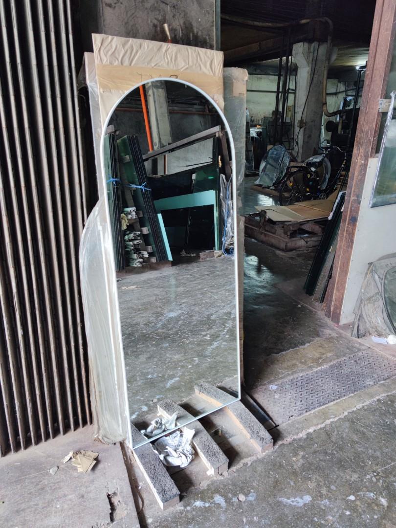 Arc Mirror with white frame (Category: Mirrors) located in Malabon City. Submitted by mirrors.ph (Listing ID 1187656226, Image 2). Description: Arc mirror with white aluminum frame and plywood backing. Using 6mm thick copper free lead free mirror. Size: 2ft x 5ft P2700 Add P200 if with back hook. Available colors gold, glossy black, matte black, white and silver aluminum frame. Customize sizes and shapes are welcome..