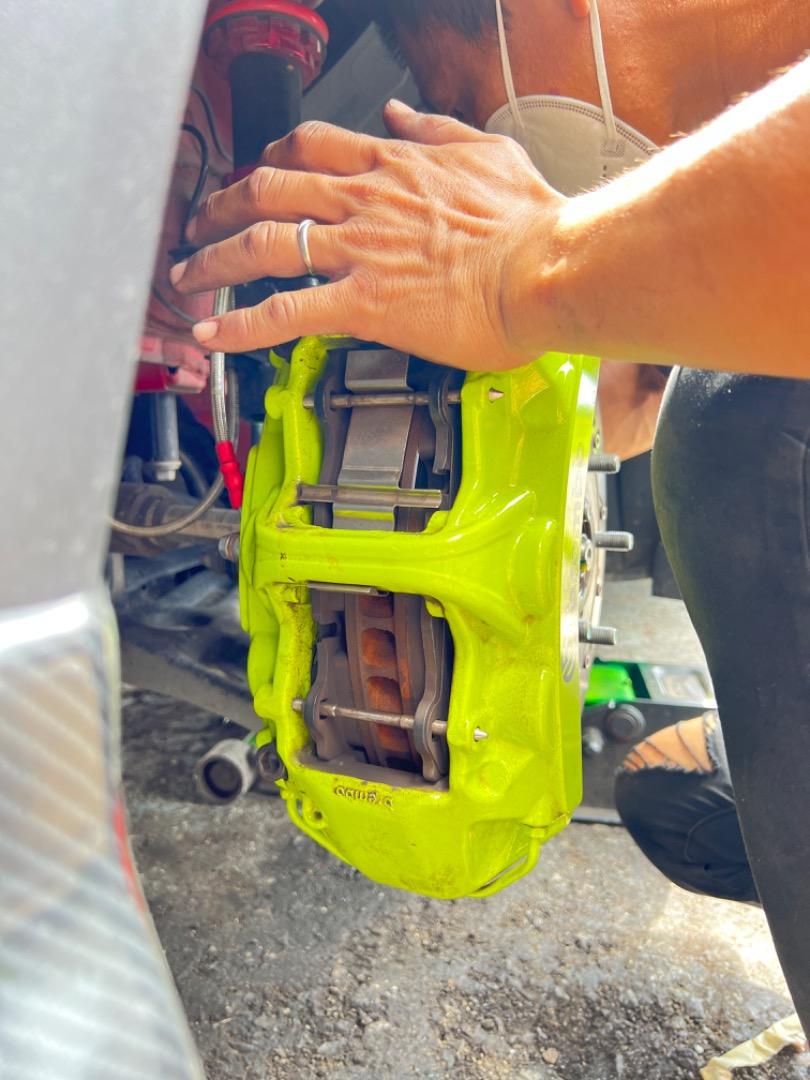 Brembo GT6 6pot brake kit packages come with caliper GT6 disc rotor