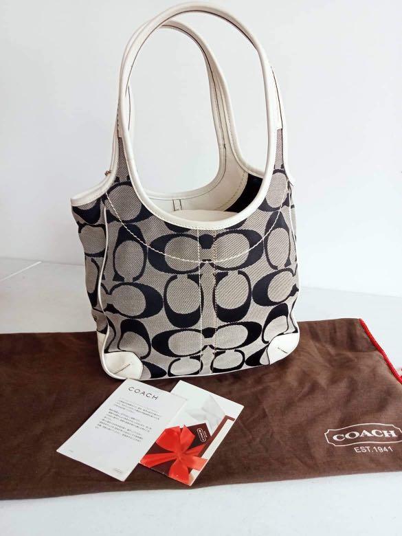Coach Tote Small Bag like New (Category: Luxury Bags & Wallets) located in San Fernando. Submitted by AuthenticFindsbylei (Listing ID 1187710137, Image 2). Description: Good As new complete inclusion.