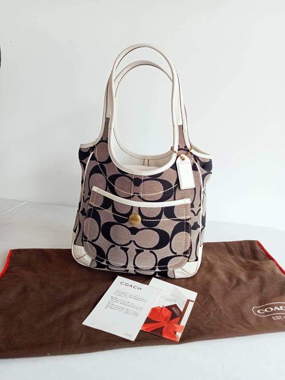 Coach Tote Small Bag like New (Category: Luxury Bags & Wallets) located in San Fernando. Submitted by AuthenticFindsbylei (Listing ID 1187710137, Image 1). Description: Good As new complete inclusion.