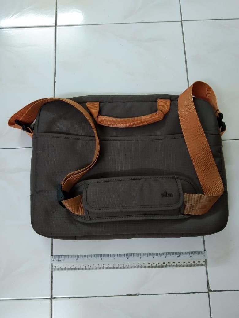 Computer bag (Category: Laptop Bags & Sleeves) located in Ipoh. Submitted by alexipoh (Listing ID 1187694725, Image 2). Description: In good condition. Soft with sponge walls..
