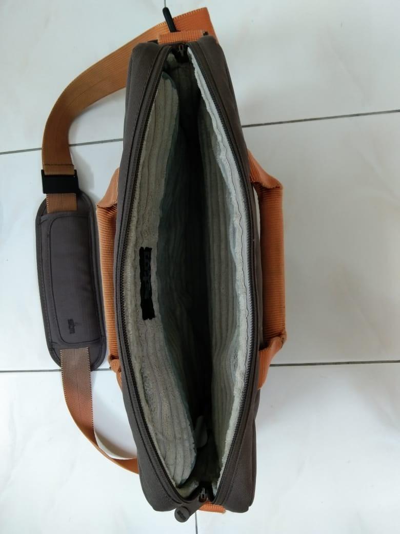 Computer bag (Category: Laptop Bags & Sleeves) located in Ipoh. Submitted by alexipoh (Listing ID 1187694725, Image 1). Description: In good condition. Soft with sponge walls..