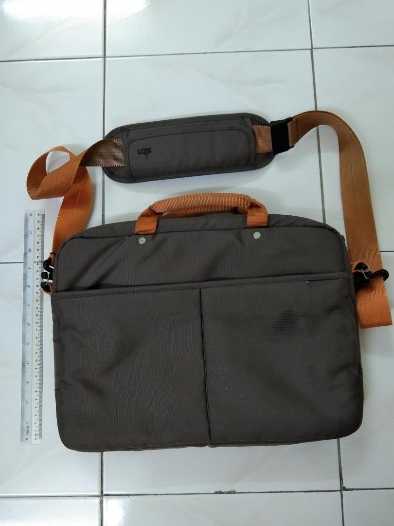 Computer bag (Category: Laptop Bags & Sleeves) located in Ipoh. Submitted by alexipoh (Listing ID 1187694725, Image 3). Description: In good condition. Soft with sponge walls..