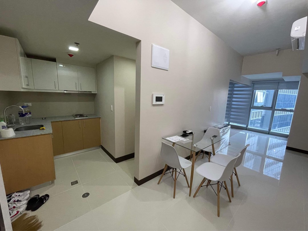 For Sale 1 bedroom in Uptown Parksuites Tower 1 near Uptown Mall BGC