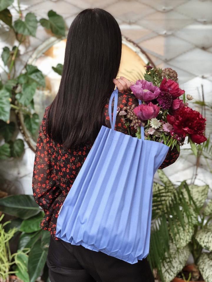 超人気 専門店 me ISSEY MIYAKEイッセイミヤケ TRUNK PLEATS BAG