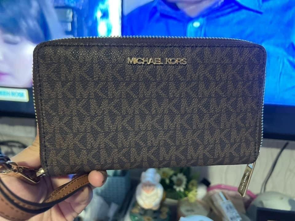 Michael Kors cellphone wallet(original), Women's Fashion, Bags & Wallets,  Wallets & Card holders on Carousell