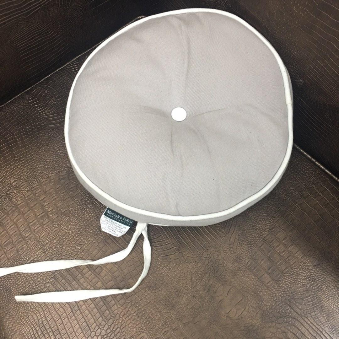 MORGAN & FINCH HOME COLLECTION ONLY 1 - GREY BEIGE ROUND CUSHION BACK