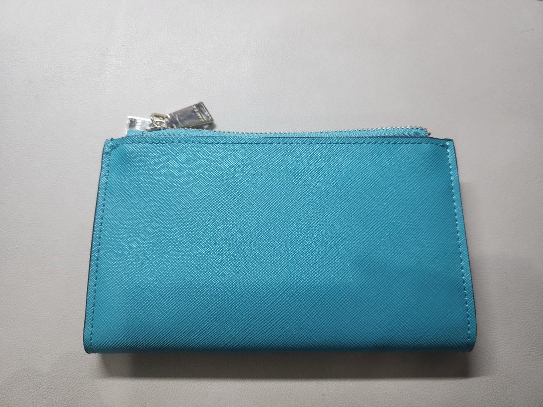 Parfois wallet (Category: Wallets & Card holders) located in Quezon City. Submitted by rdl09 (Listing ID 1187805372, Image 2). Description: shipping shouldered by the buyer.