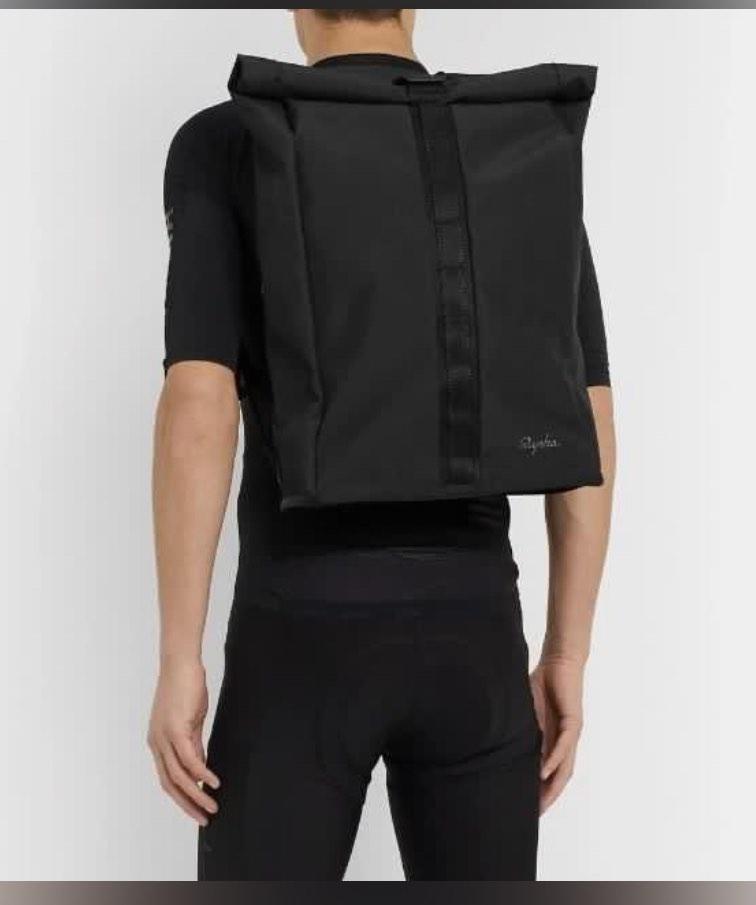 Rapha roll top backpack 背囊 背包, 運動產品, 單車及配件, 單車 Carousell