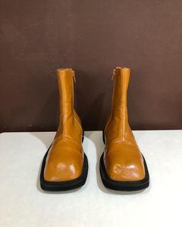 Square-toe  leather boots