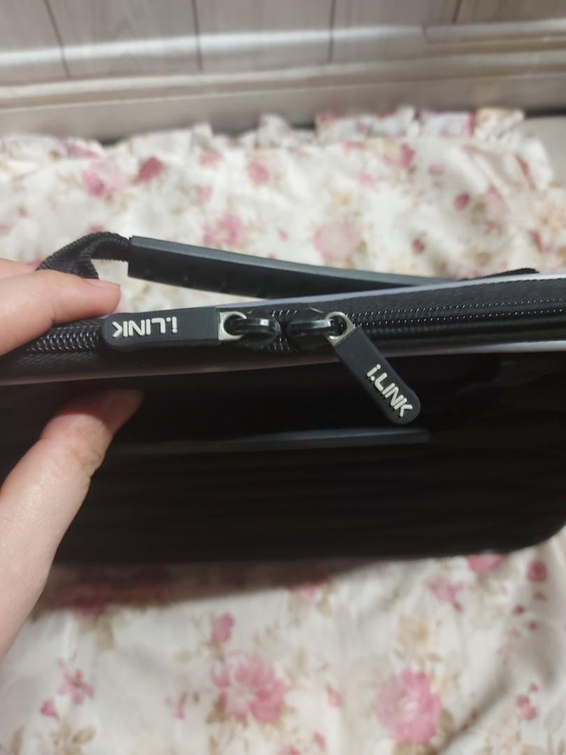 Laptop sleeve (Category: Laptops & Notebooks) located in Quezon City. Submitted by yourlittleshop_yls (Listing ID 1182680866, Image 3). Description: Preloved laptop sleeve in very good condition.