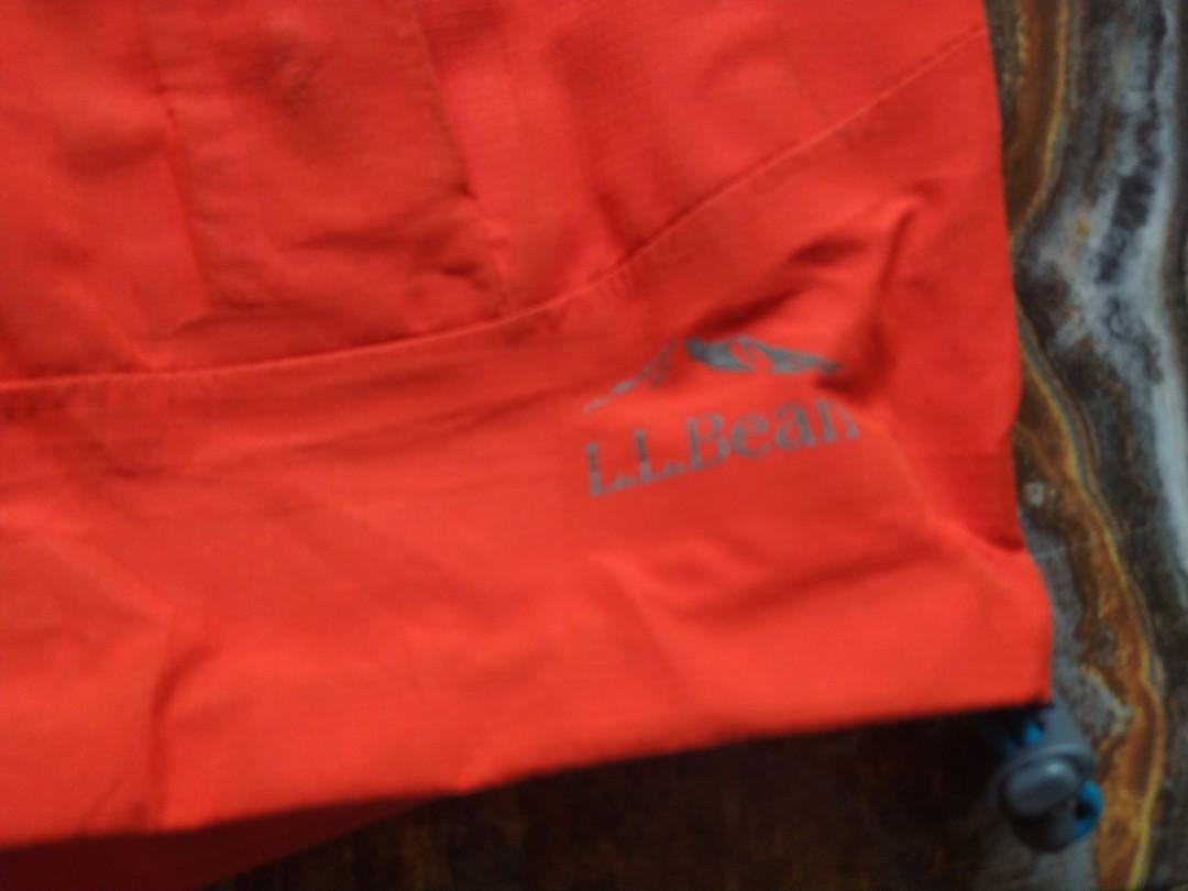 LL Bean Rain Jacket Tech Type (Category: Coats, Jackets and Outerwear) located in Koronadal. Submitted by kenyakushop (Listing ID 1182550804, Image 2). Description: LL Bean Tech Rain Jacket Size: 17.5-18w x 23l Very Good (Due to Glue Stain at the back, not sure if removable. Other than that, everything is excellent).