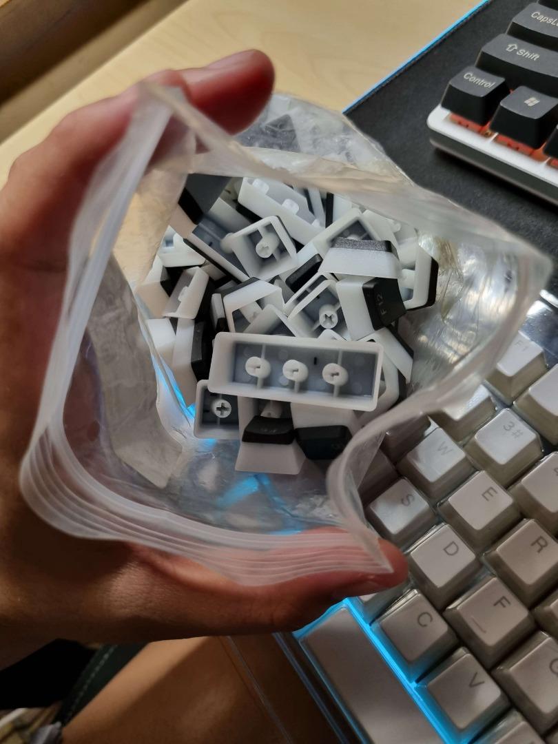 LOGITECH G512 (with 2 FREE sets of pudding keycaps), Computers & Tech