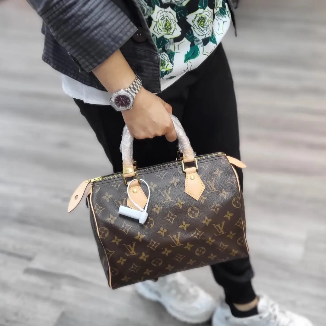 Louis Vuitton LV Vintage Speedy 25 Handbag, Luxury, Bags & Wallets on  Carousell