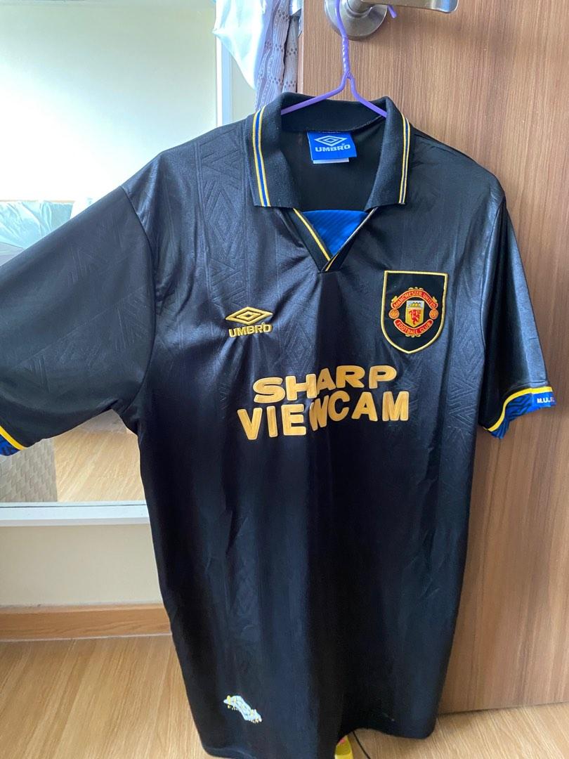 Manchester United Retro Jersey, Men's Fashion, Muslim Wear, Tops on Carousell