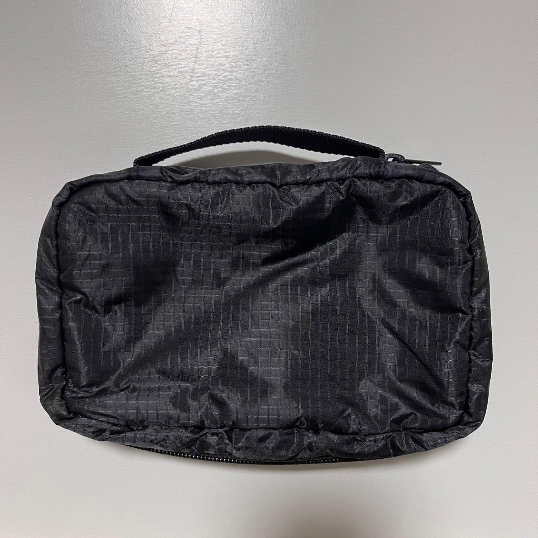 MUJI Hanging Travel Case, Hobbies & Toys, Travel, Travel Essentials