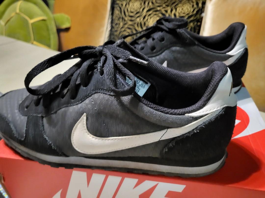 black nike football shoes