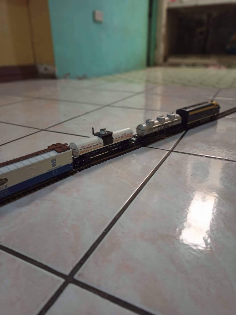 Old vintage collectable H.O toy train.. complete set in a box all are