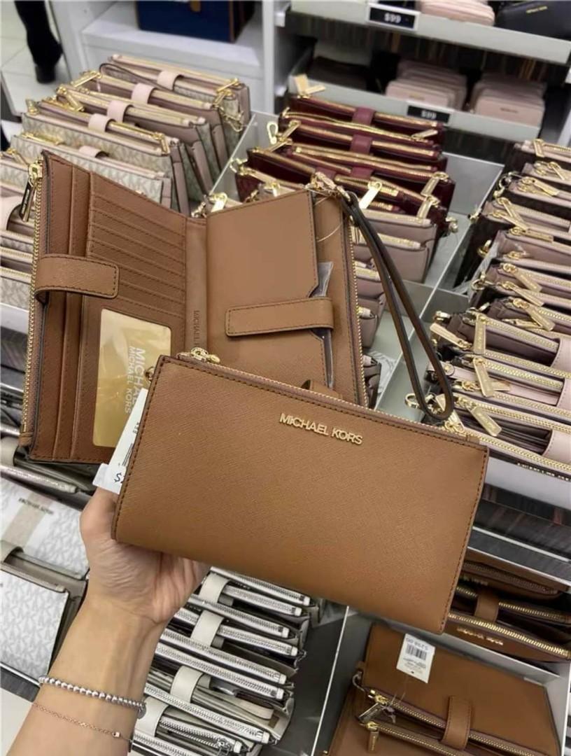 🇺🇲 Authentic Michael Kors Wallet 🇺🇲 (Category: Luxury Bags & Wallets) located in Santa Cruz. Submitted by janelovebagswatchesshoesph (Listing ID 1187982616, Image 1). Description: with tag, card, dust pouch, box, paper bag and receipt.