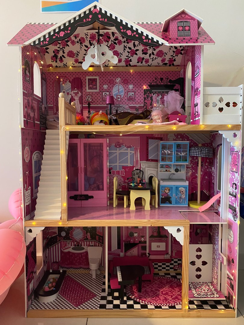 Large outlet toy house