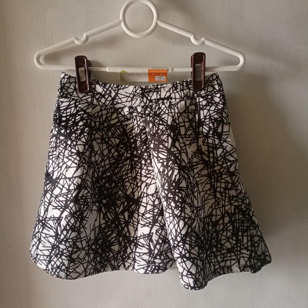 Geometric Skirt (Category: Skirts) located in Manila. Submitted by carbonunit (Listing ID 1187983104, Image 1). Description: Bought it in Landmark then had it altered to 24-25 waistline..