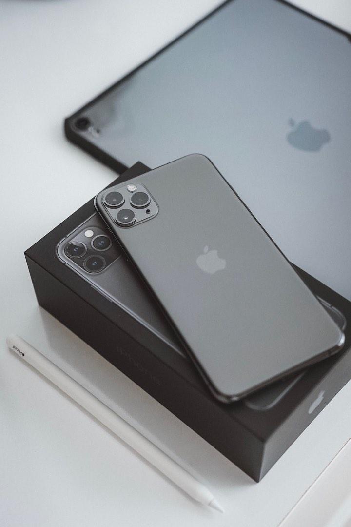 iPhone 11 Pro Max (Category: iPhone 11 Series) located in Singapore. Submitted by altumangels (Listing ID 1187911038, Image 1). Description: Comes without accessories.