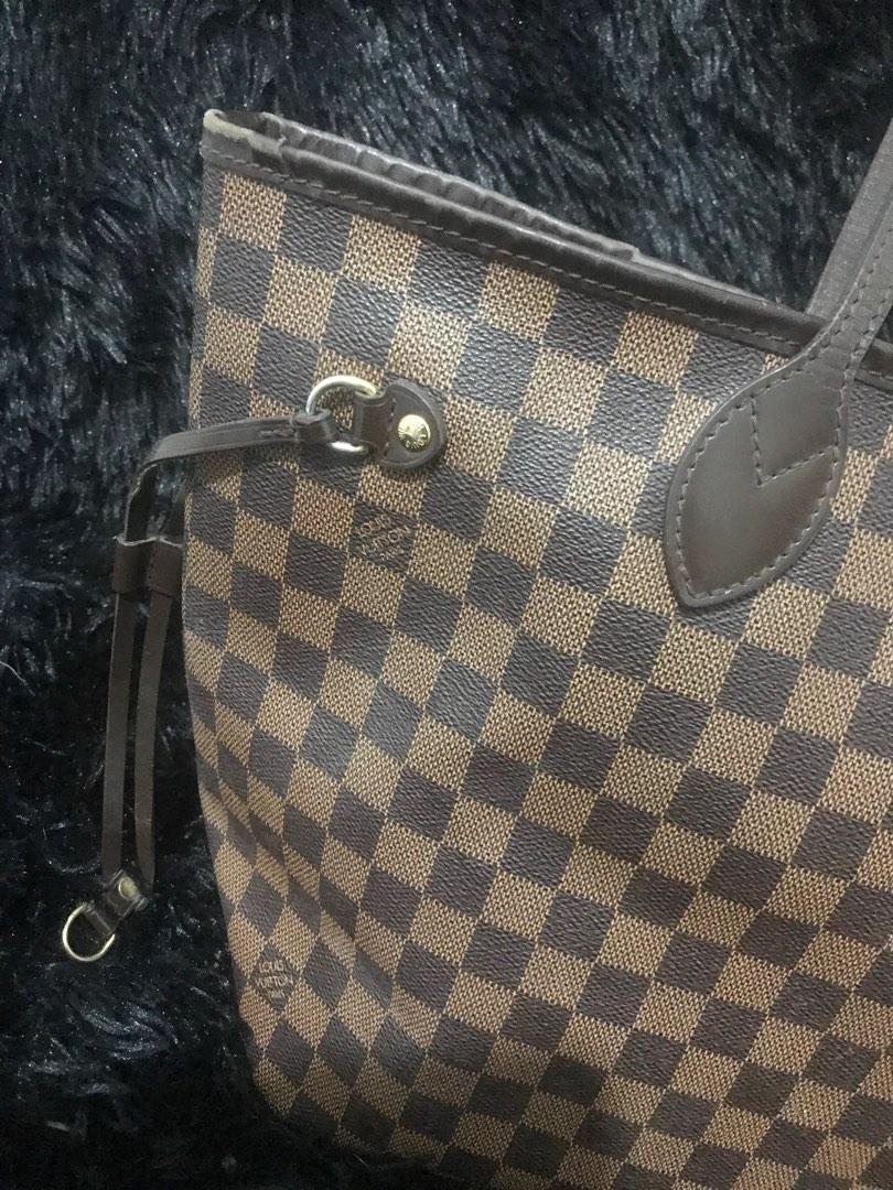 Louis Vuitton LV Neverfull MM DE Damier Ebene (Category: Luxury Bags & Wallets) located in Paranaque City. Submitted by jentree (Listing ID 1187973543, Image 3). Description: Guaranteed original In fair used condition With initials No cracks in lips but has rubs / signs of use.