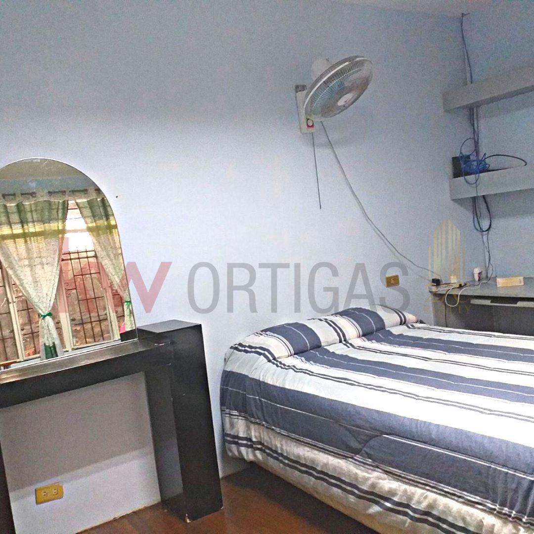 Old Spacious Villa for Lease in Horseshoe Village, QC, Property