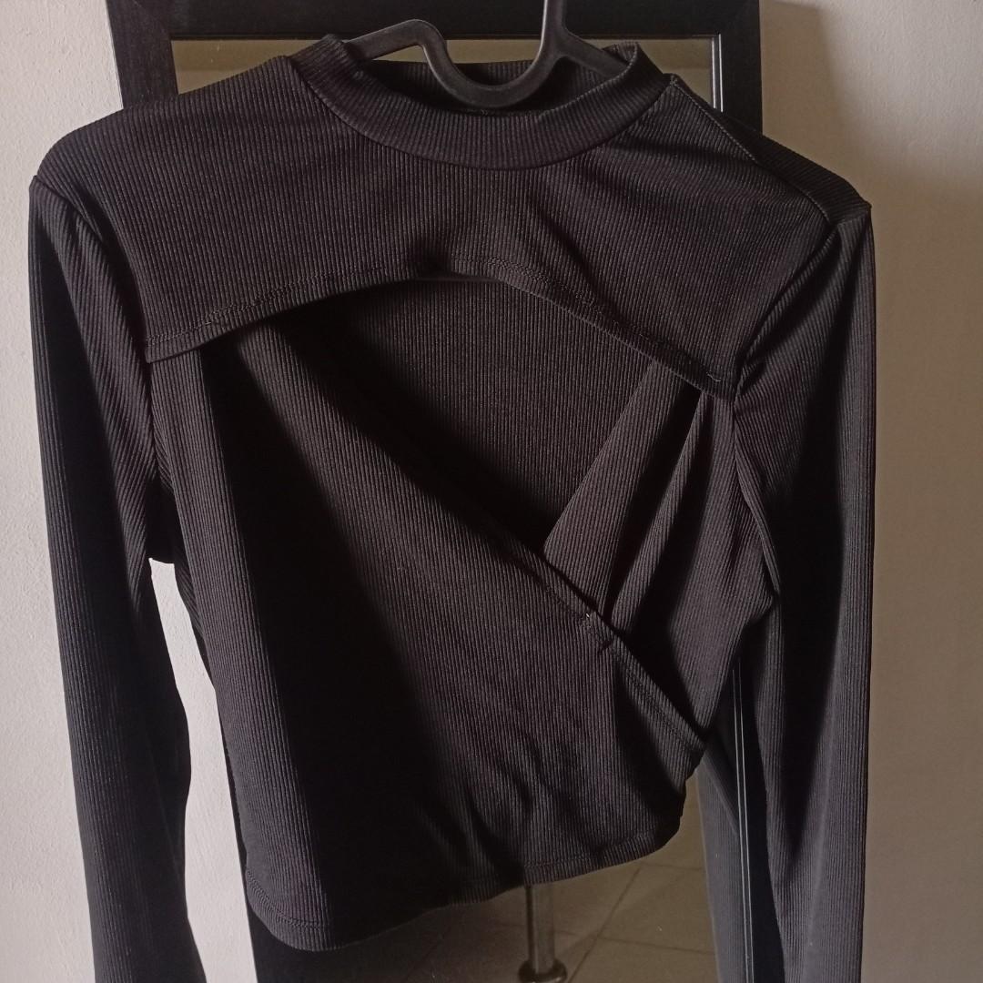 Shein Cropped Long sleeves Top (Category: Blouses) located in Manila. Submitted by carbonunit (Listing ID 1187982386, Image 3). Description: .