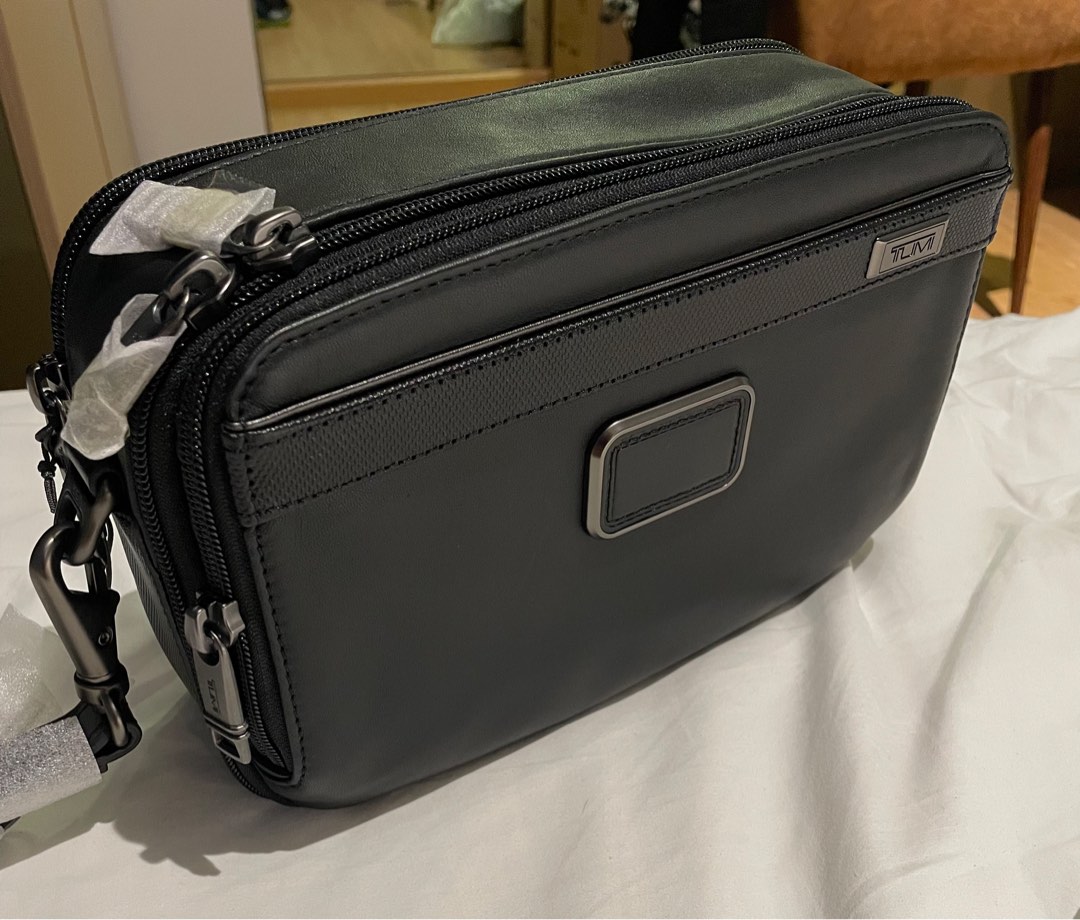 Tumi clutch 2025
