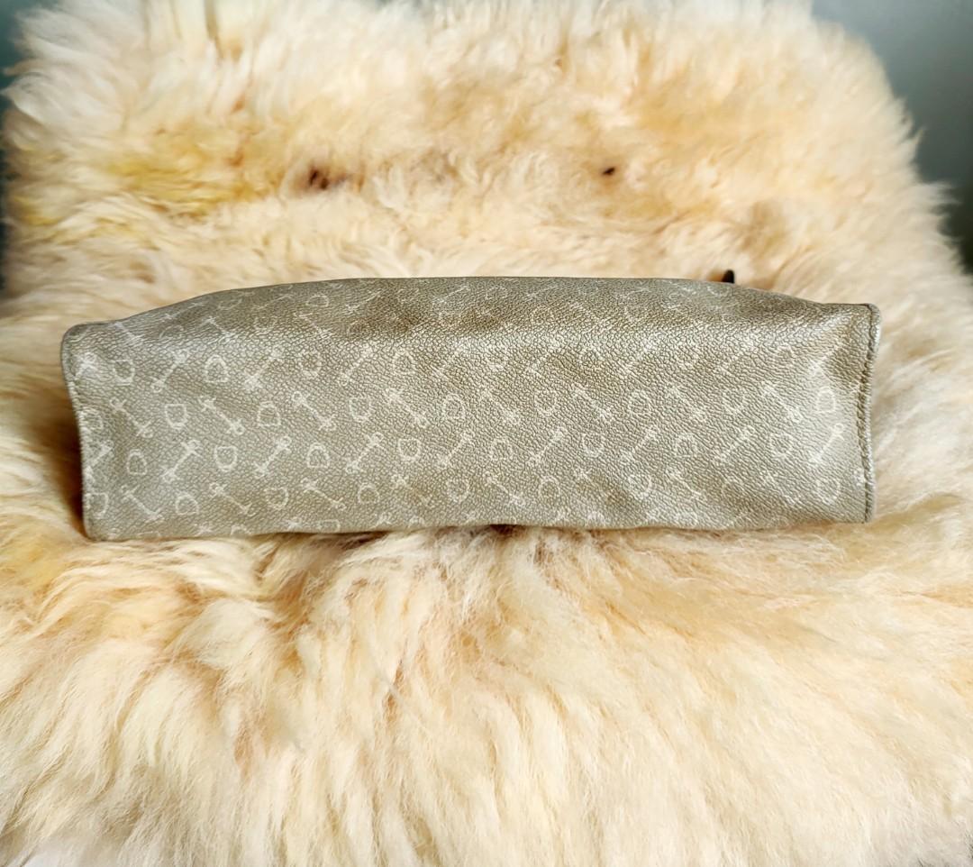 WHY INTERNATIONAL Leather Clutch Bag (Category: Luxury Bags & Wallets) located in Tuguegarao City. Submitted by roab_ (Listing ID 1187838789, Image 3). Description: 📌 💯 Percent authentic. 📌 Genuine leather 📌 Color: Beige 📌 Clean inside/out. 🔸Shipping/delivery fee will be shouldered by buyer. Payment: Gcash BDO Shipping: Gogo Express.