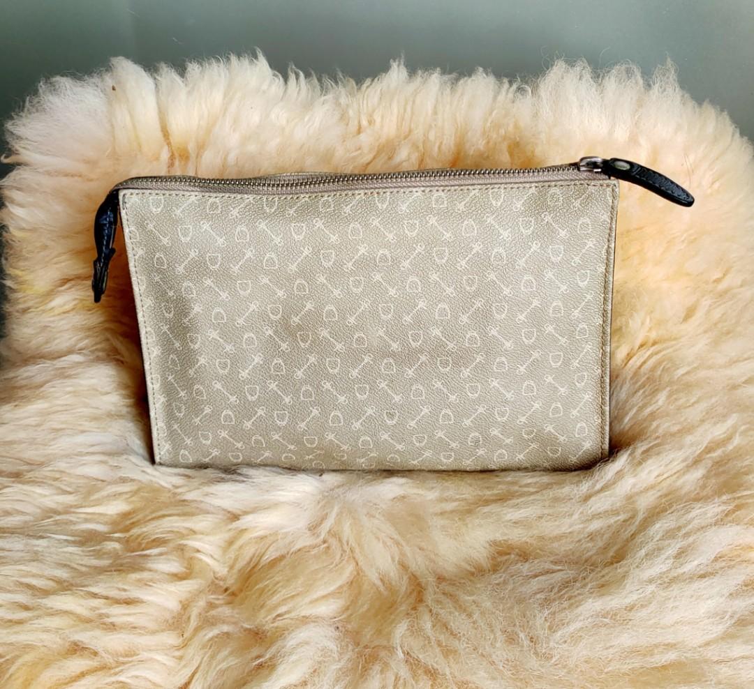 WHY INTERNATIONAL Leather Clutch Bag (Category: Luxury Bags & Wallets) located in Tuguegarao City. Submitted by roab_ (Listing ID 1187838789, Image 2). Description: 📌 💯 Percent authentic. 📌 Genuine leather 📌 Color: Beige 📌 Clean inside/out. 🔸Shipping/delivery fee will be shouldered by buyer. Payment: Gcash BDO Shipping: Gogo Express.