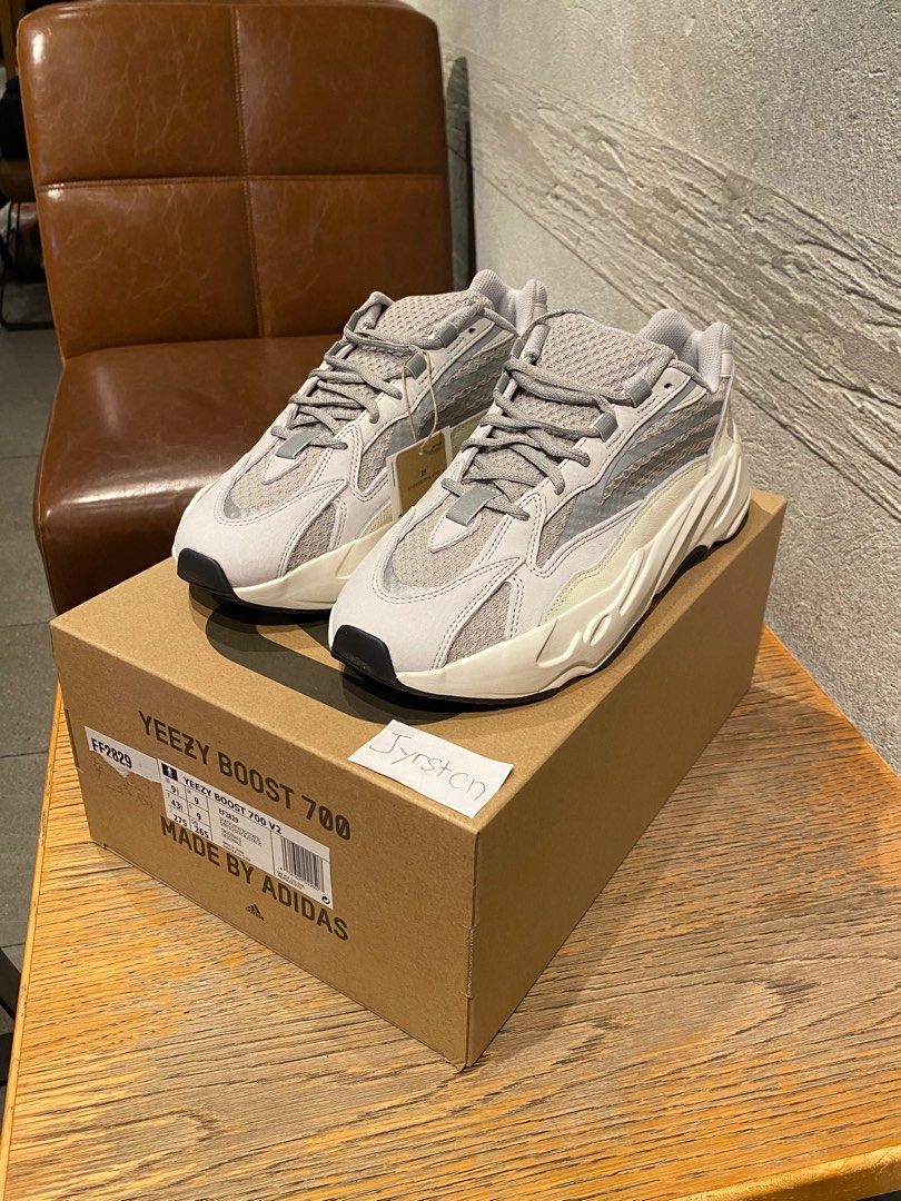 yeezy 700 static on feet