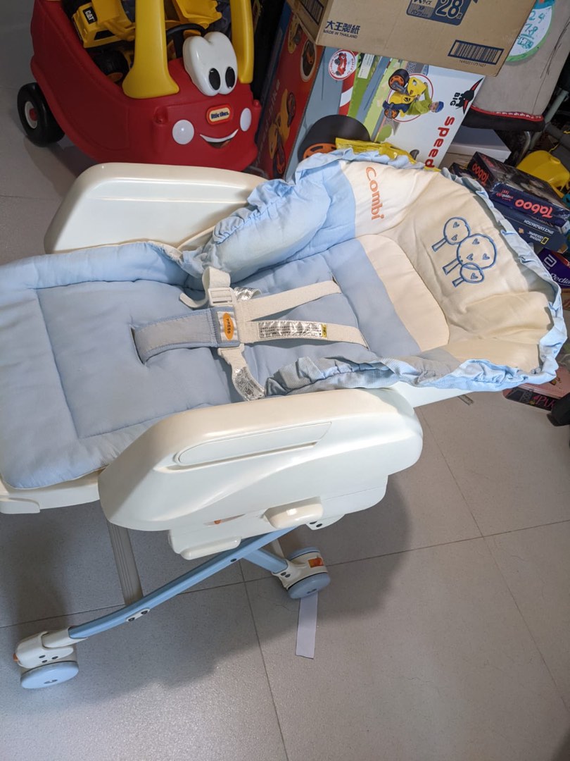 Combi Manual Rocker High Chair with Table, Babies & Kids, Baby Nursery