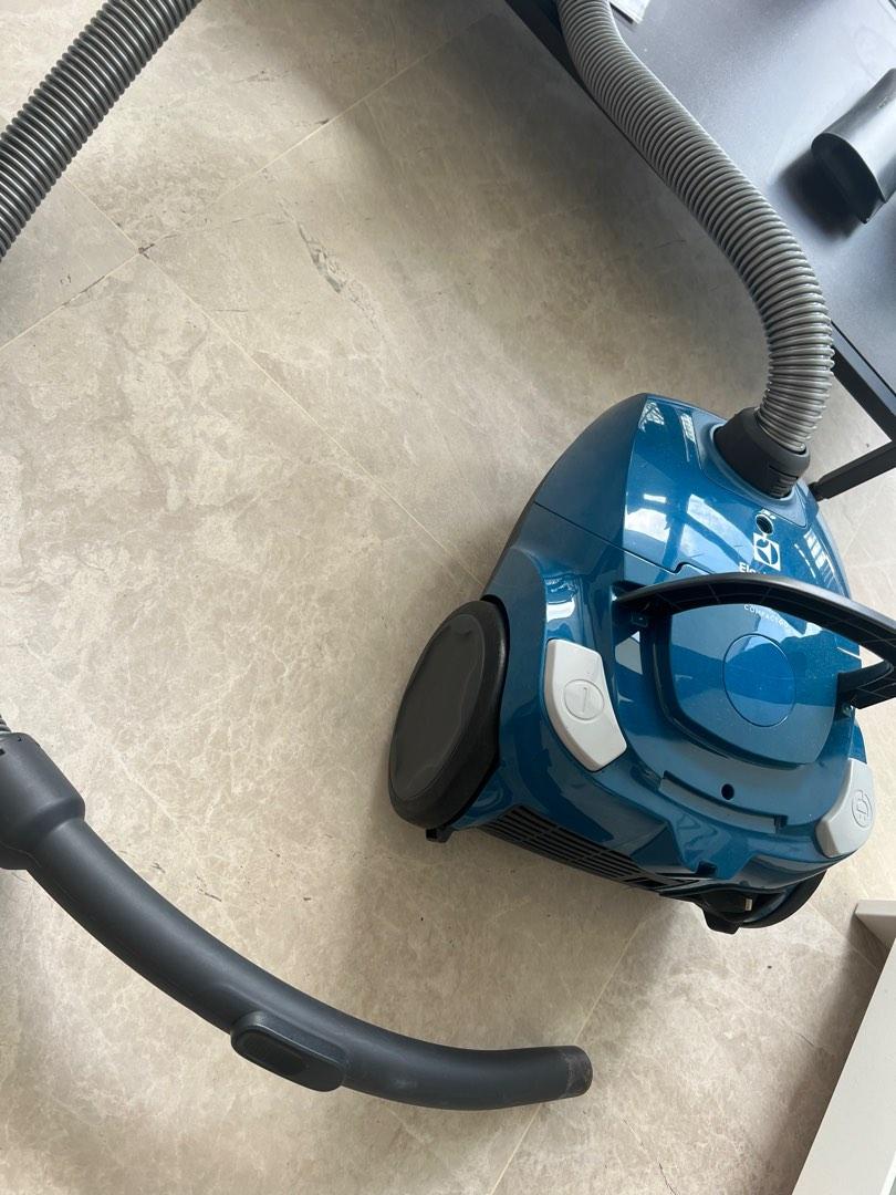 Electrolux vacuum cleaner, Furniture & Home Living, Cleaning & Homecare