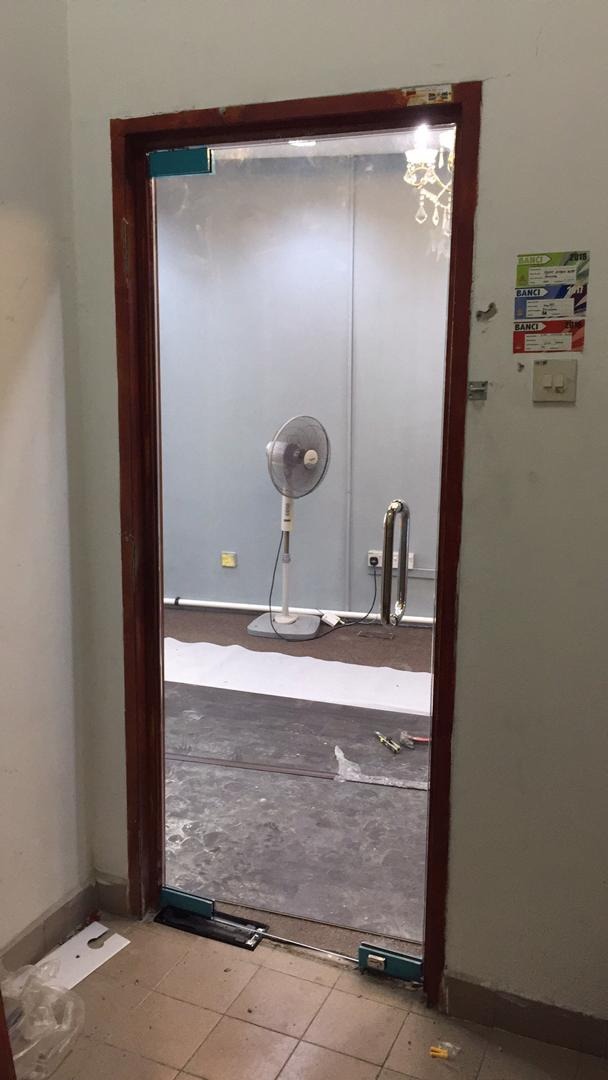 INSTALL TEMPERED GLASS DOOR pasang pintu kaca kalis pecah, Services