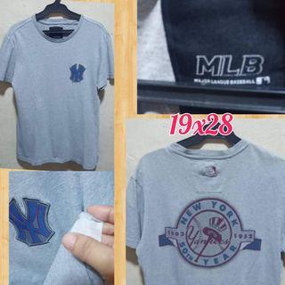 MLB NY yankees. 100 on tag. 19x28.  excellent condition. 9.2/10  color . hairlines s back print.