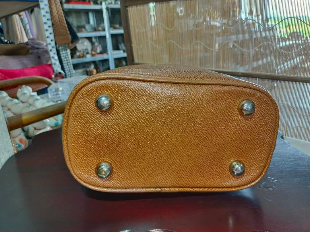 Renoma Bag made in Italy (Category: Luxury Bags & Wallets) located in Quezon City. Submitted by shojikimerchant316 (Listing ID 1182743892, Image 3). Description: Renoma Made in Italy From Japan check pictures for details and issue Shipping Fee not Included Payment First Before Shipping.
